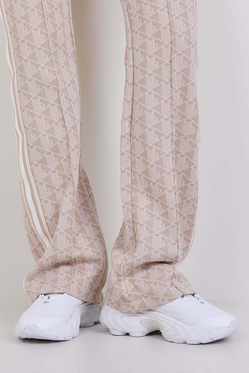 תמונת כל הלוק של נעלי סניקרס ספינור 225